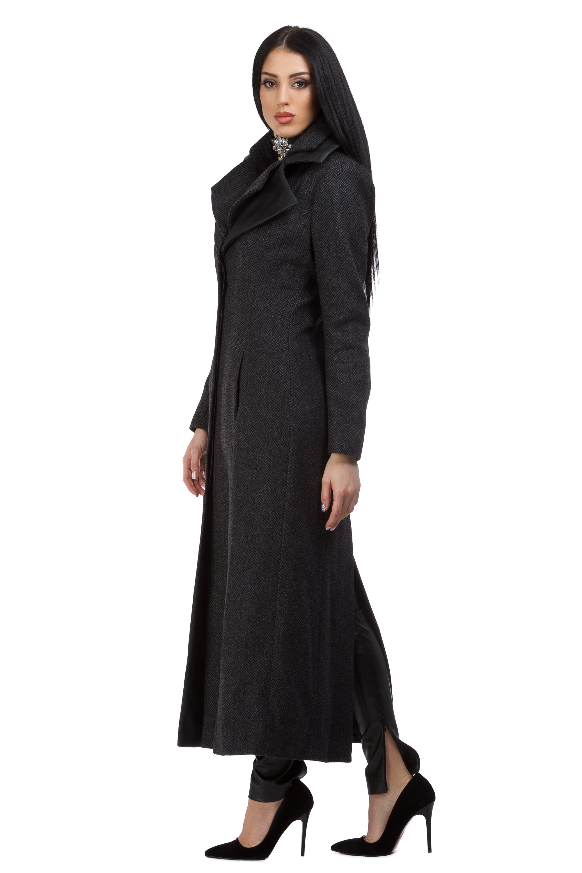 Long black wool coat with a triple collar
